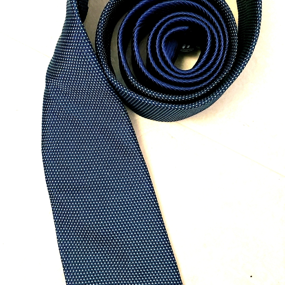 Roundtree and Yorke 100% narrow tie 👍